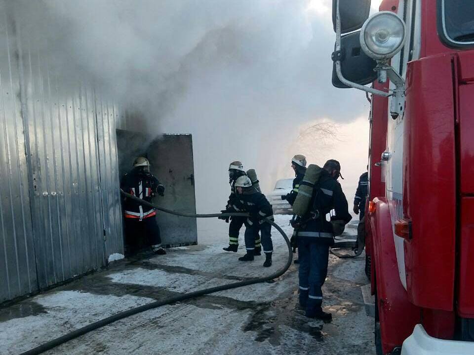 Загорелись дрова в пристройке. В Николаеве чуть не сгорел жилой дом 2