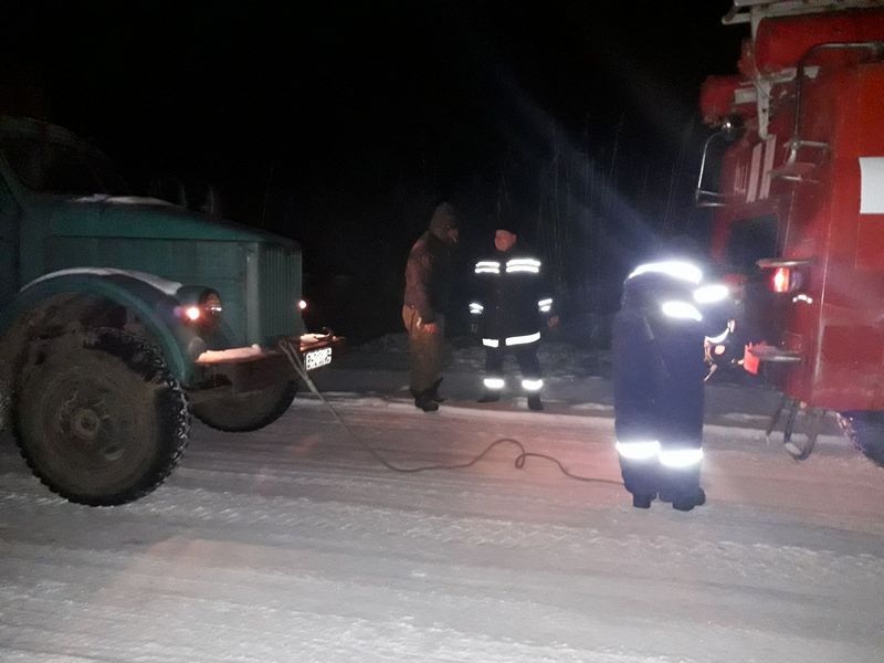 Спасатели Николаевской области вытащили из снега 2 машины - одну снесло в кювет 7