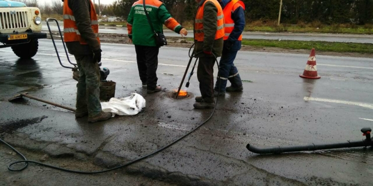 “Дощ іде, а ми скирдуєм”. Очередное ноу-хау от николаевских дорожников. С притопом