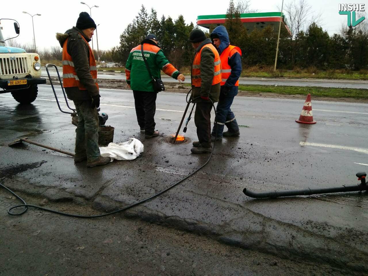 “Дощ іде, а ми скирдуєм”. Очередное ноу-хау от николаевских дорожников. С притопом