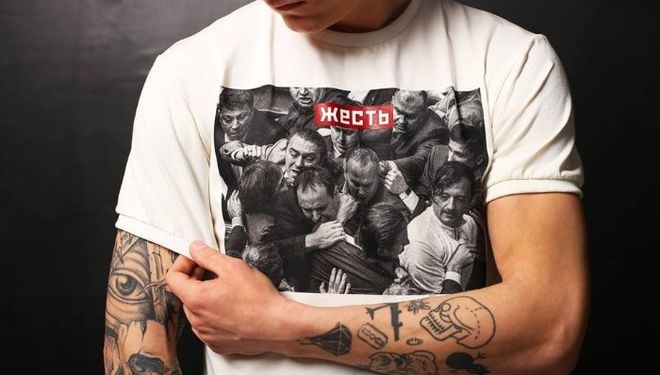 Жесть. Драка в парламенте стала модным принтом