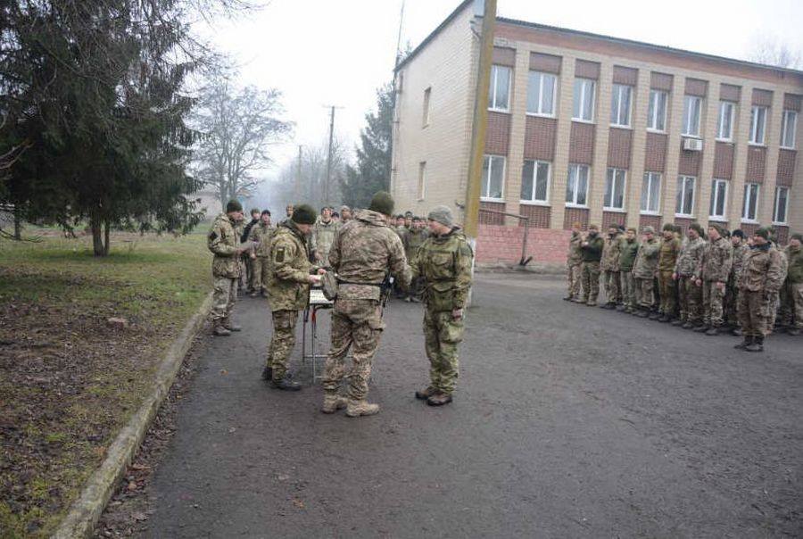 «За участие в АТО»: николаевские десантники получили знаки отличия Президента 6