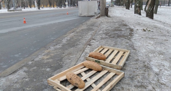 Водитель очень торопился? В Николаеве после столкновения с троллейбусом «хлебовозка» рассыпала хлеб