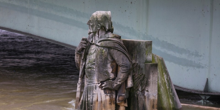 После сильных дождей во Франции разлилась Сена: пострадали уже 240 городов, а в Париже эвакуировали 1,5 тыс.человек и закрыли один этаж Лувра