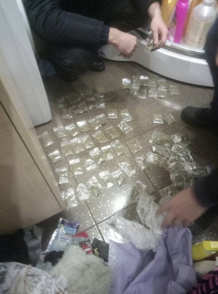 В Николаеве задержана банда закладчиков наркотиков. В ходе обысков изъята валюта и оборудование для майнинга 5
