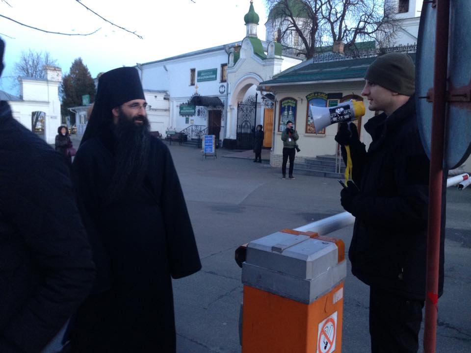 «Ні московській агентурі»: праворадикалы из организации «С14» на некоторое время заблокировали въезд в Киево-Печерскую Лавру 7