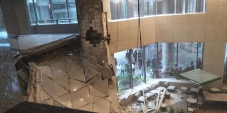 На фондовой бирже в Джакарте рухнул балкон в здании – пострадало 80 человек