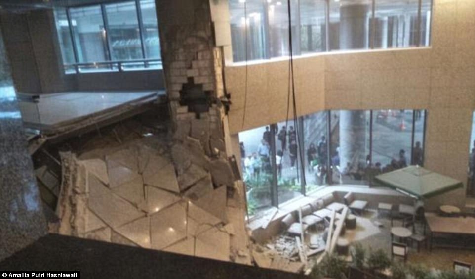 На фондовой бирже в Джакарте рухнул балкон в здании – пострадало 80 человек 5