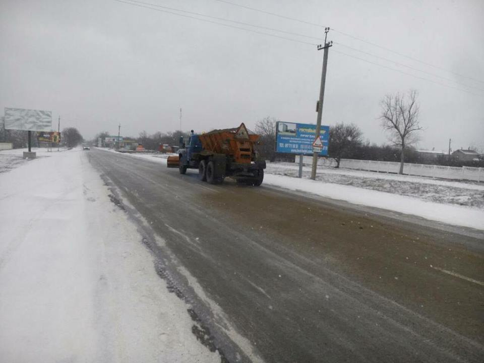 А снег идет… На расчистке дорог в Николаевской области работает 14 единиц техники. Если застряли, знайте, куда звонить 5