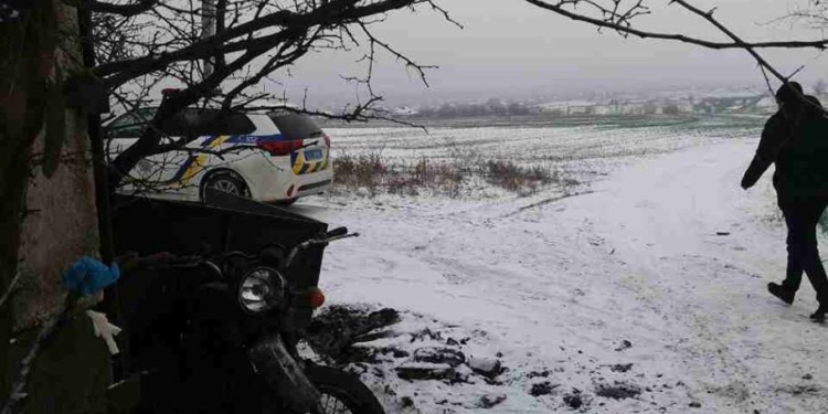В Первомайском районе мотоцикл съехал с дороги и врезался в бетонный забор. Водитель погиб