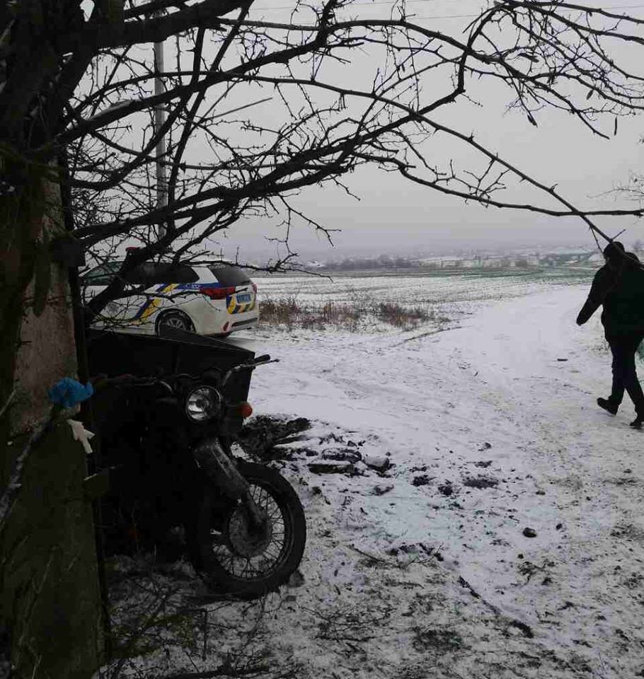 В Первомайском районе мотоцикл съехал с дороги и врезался в бетонный забор. Водитель погиб 1