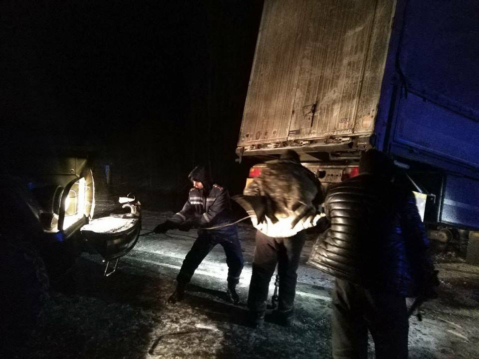 Во время вчерашней непогоды спасатели Николаевщины вытащили из заносов 26 грузовых авто 5