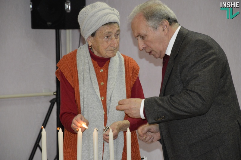 Шесть поминальных свечей в память о жертвах Холокоста: в Николаеве прошла традиционная акция памяти «Шесть миллионов сердец» 5