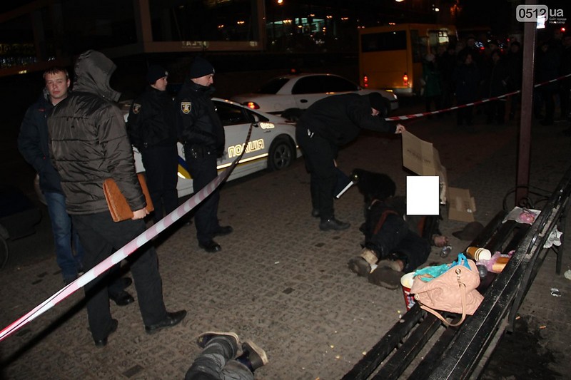 На остановке общественного транспорта в центре Николаева умер бездомный поэт, рядом была женщина, ее госпитализировали 3