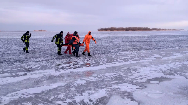 На Днепре двое подростков провалились под лед. Один погиб 4