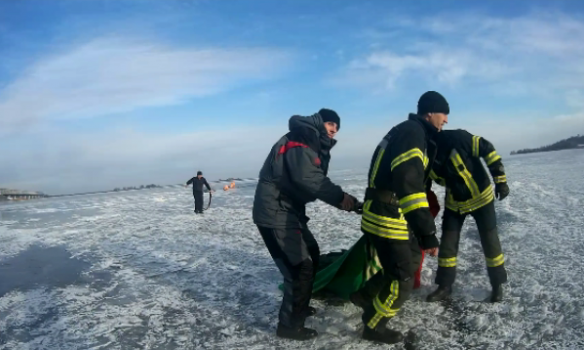 На Днепре двое подростков провалились под лед. Один погиб