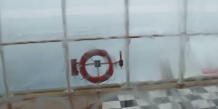 Круизный лайнер вышел из Нью-Йорка и попал в циклон-бомбу. Вот что сняли пассажиры