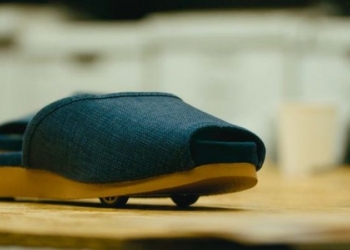 Nissan встроил систему автоматической парковки в комнатные тапочки