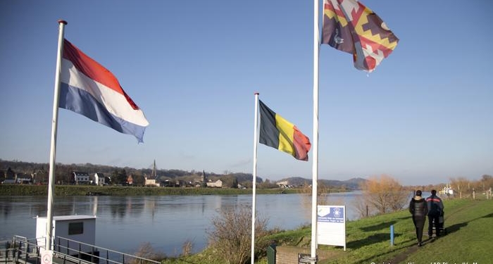 По взаимному согласию. Бельгия и Нидерланды обменялись территориями