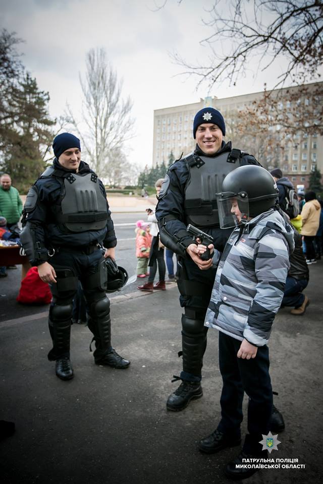 Шлемы, оружие и покатушки на машине с мигалками: в Николаеве патрульные устроили для детей «Рождество с копами» 10