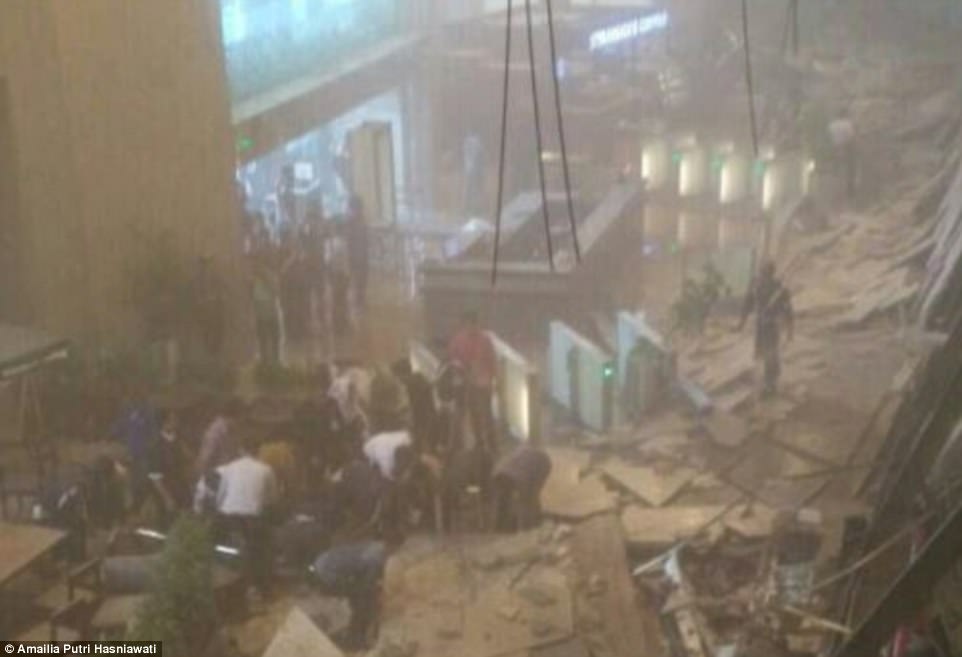 На фондовой бирже в Джакарте рухнул балкон в здании – пострадало 80 человек 7