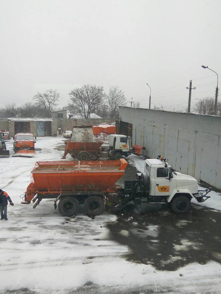 ЭЛУ автодорог: на дорогах Николаева работает 17 единиц снегоуборочной техники, ситуация под контролем, усиление снегопада ждут к вечеру 7