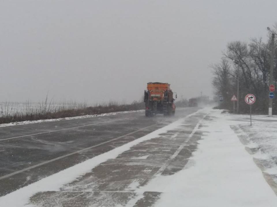А снег идет… На расчистке дорог в Николаевской области работает 14 единиц техники. Если застряли, знайте, куда звонить 7