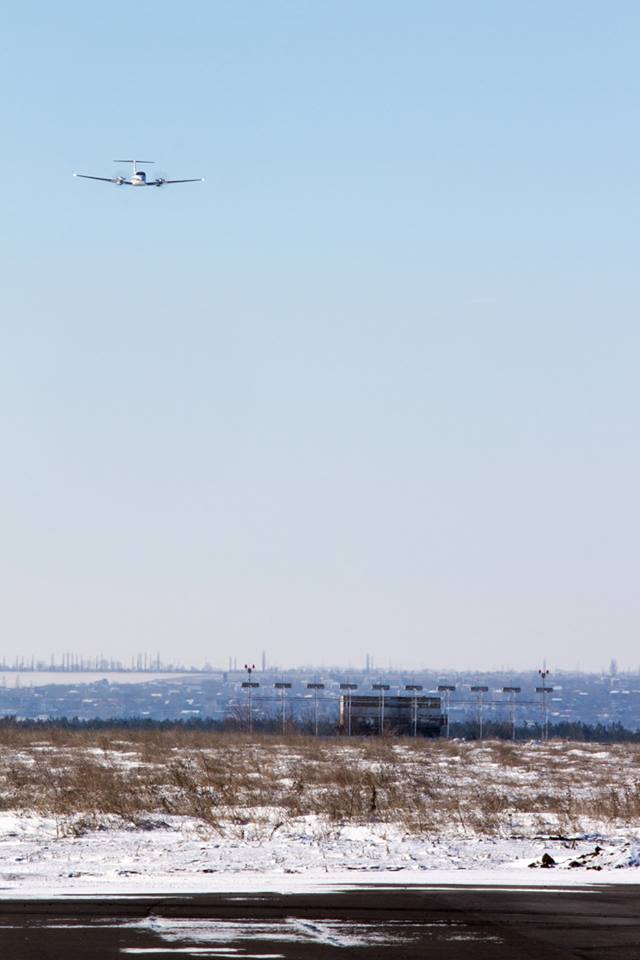 Специальный самолет-лаборатория осуществил облет наземных радиотехнических средств Николаевского международного аэропорта 7