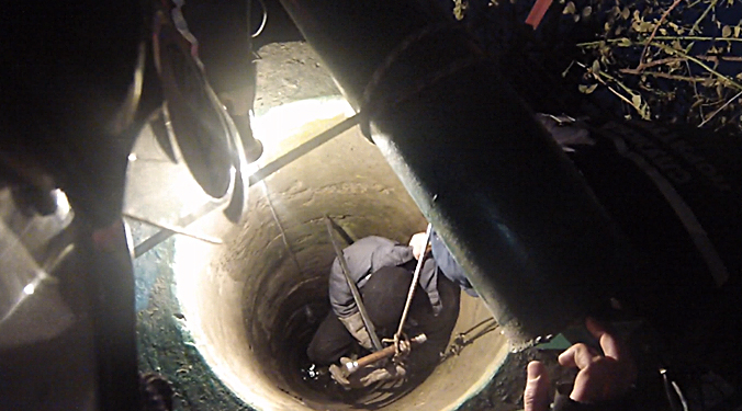 Во Врадиевке собака упала в 8-метровый колодец. Как спасали