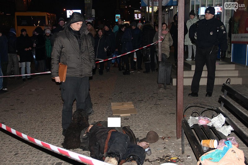 На остановке общественного транспорта в центре Николаева умер бездомный поэт, рядом была женщина, ее госпитализировали 5