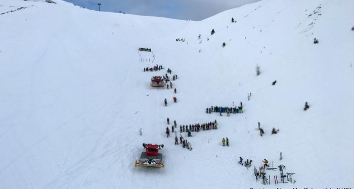 В Австрии спасатели нашли тела двух погибших под лавиной лыжников