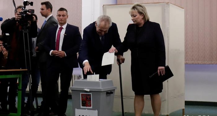 На выборах в Чехии лидирует действующий президент