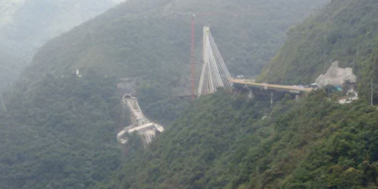 В Колумбии рухнул недостроенный мост, 10 строителей погибли