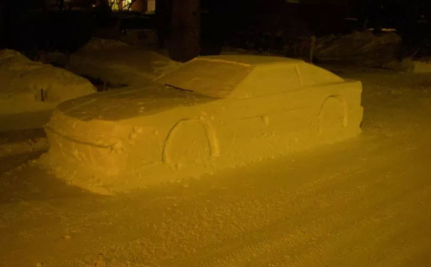 В Канаде дизайнер изваял из снега машину в месте, где парковка запрещена. Приехали копы и….