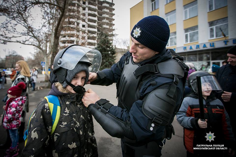 Шлемы, оружие и покатушки на машине с мигалками: в Николаеве патрульные устроили для детей «Рождество с копами» 12