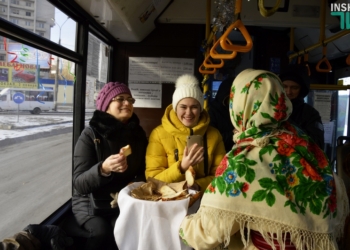 С калачами и щедривками: по Николаеву ездил «святочный троллейбус»