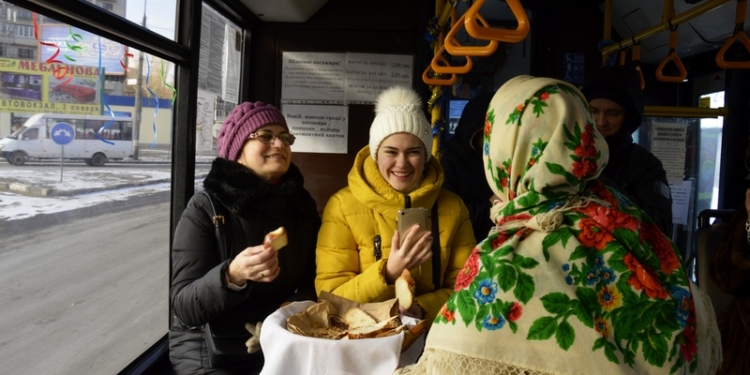 С калачами и щедривками: по Николаеву ездил «святочный троллейбус»