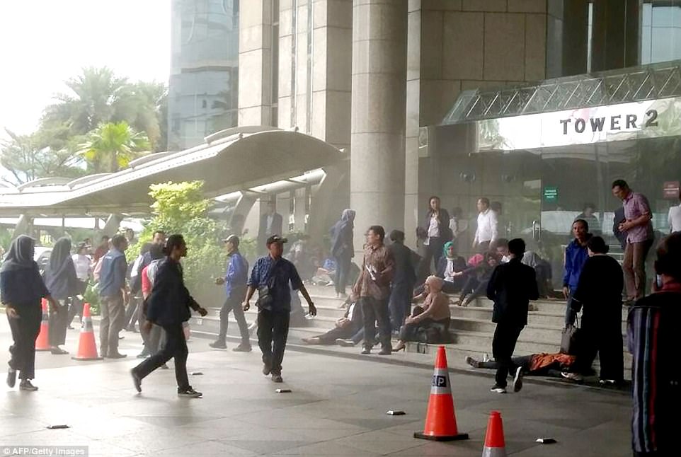 На фондовой бирже в Джакарте рухнул балкон в здании – пострадало 80 человек 9