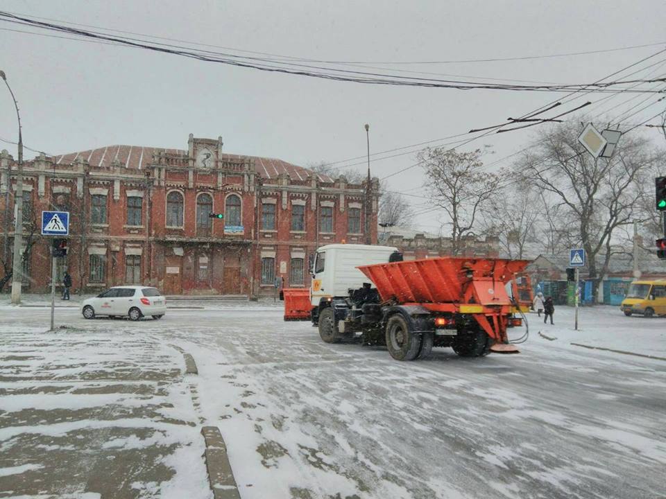 ЭЛУ автодорог: на дорогах Николаева работает 17 единиц снегоуборочной техники, ситуация под контролем, усиление снегопада ждут к вечеру 9