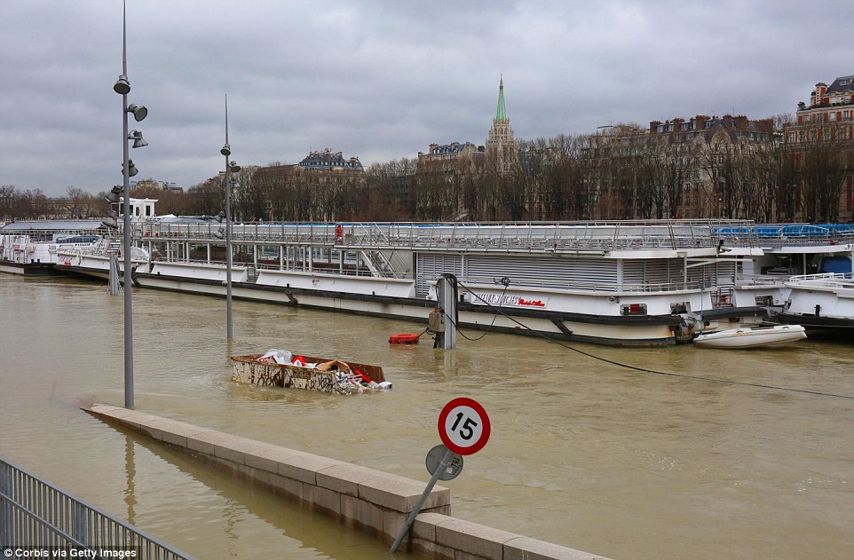 После сильных дождей во Франции разлилась Сена: пострадали уже 240 городов, а в Париже эвакуировали 1,5 тыс.человек и закрыли один этаж Лувра 11