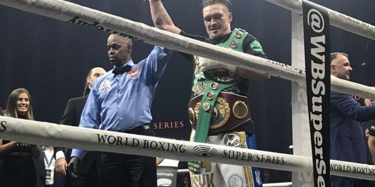 Александр Усик победил латыша Бриедиса, став чемпионом мира по боксу по двум версиям