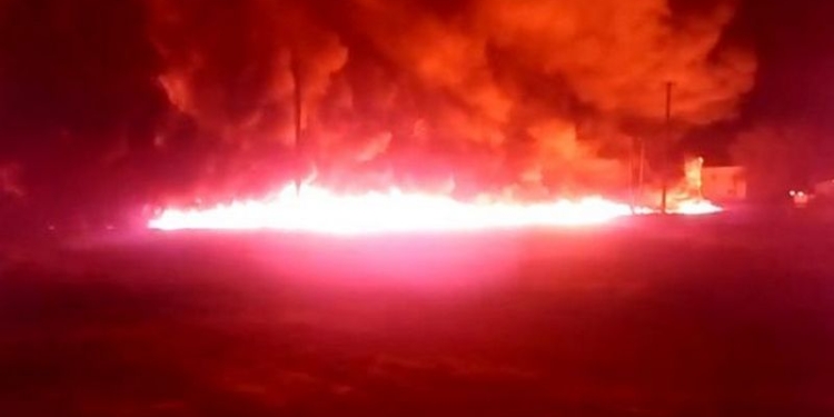 В России горел нефтепровод – огонь перекинулся и на жилые дома