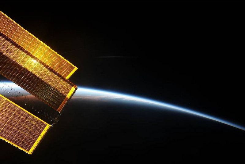 Ученые показали, как выглядит рассвет над Землей из космоса 1