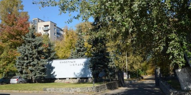 ​Киевский горсовет согласовал передачу части земли киностудии Довженко компании, которую связывают с “Роснефтью”