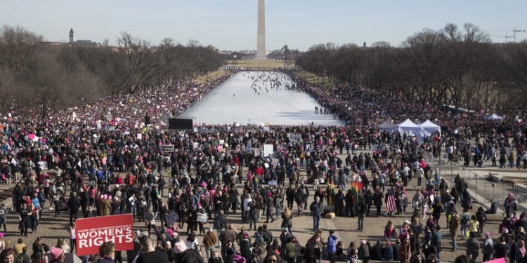 “Марш женщин” в США: более 100 тыс. человек вышли обвинить Трампа в сексизме