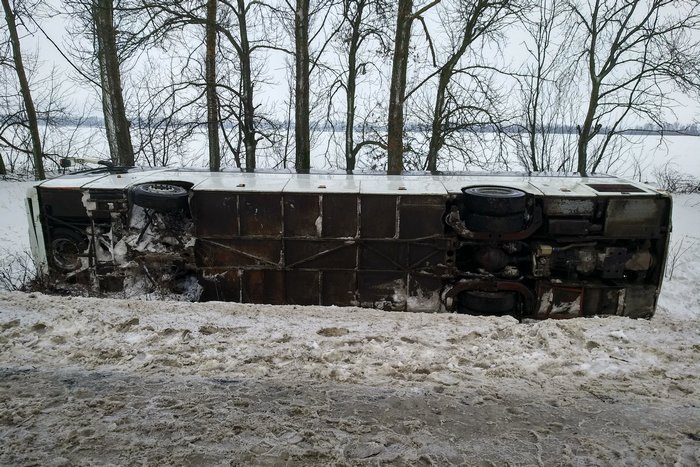 В Харьковской области порыв ветра перевернул рейсовый автобус с 12 пассажирами 4