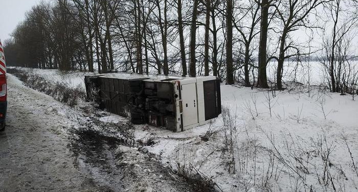 В Харьковской области порыв ветра перевернул рейсовый автобус с 12 пассажирами