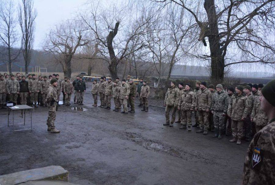 «За участие в АТО»: николаевские десантники получили знаки отличия Президента 12