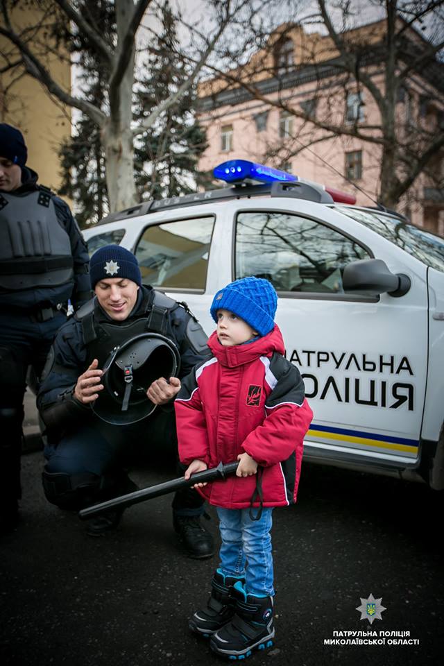 Шлемы, оружие и покатушки на машине с мигалками: в Николаеве патрульные устроили для детей «Рождество с копами» 14