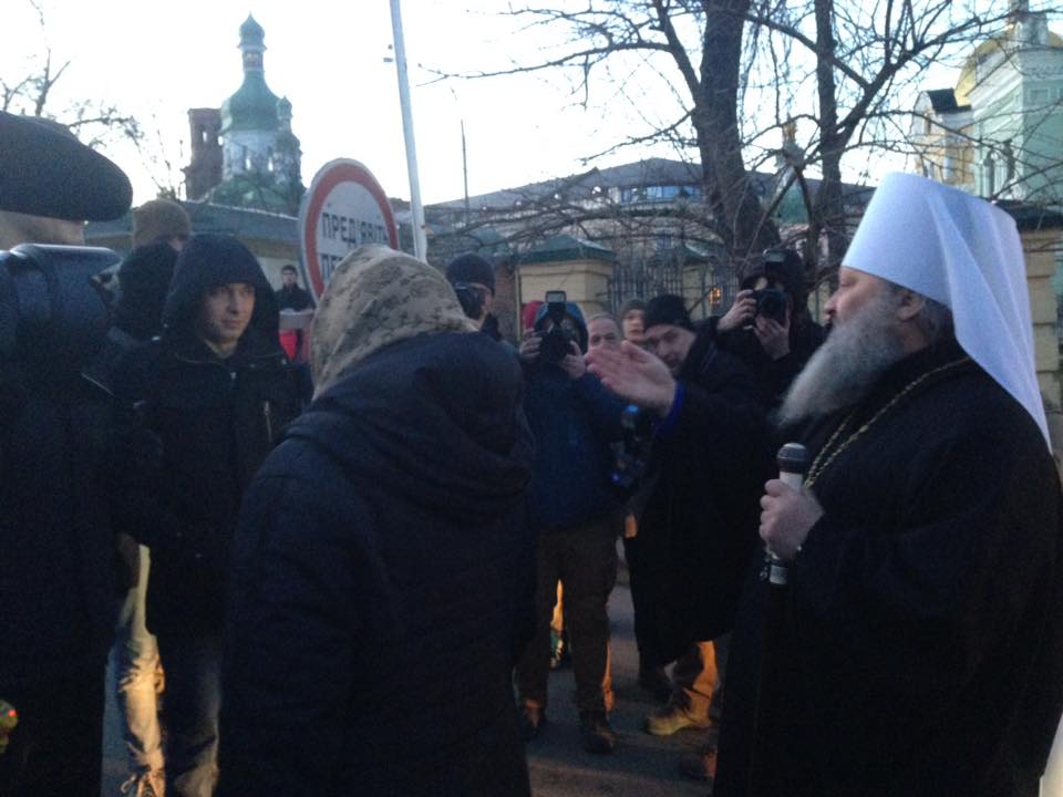 «Ні московській агентурі»: праворадикалы из организации «С14» на некоторое время заблокировали въезд в Киево-Печерскую Лавру 13